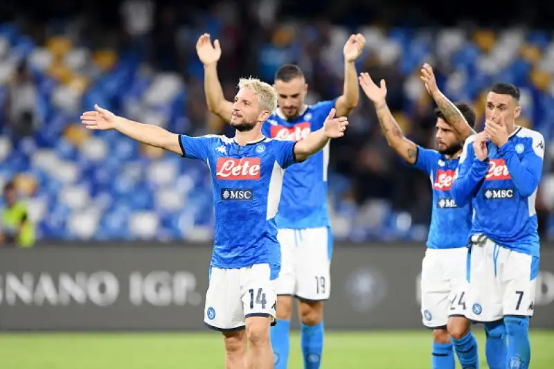 Dopo la sconfitta beffarda con la Juventus i partenopei riprendono la corsa, assist all'esordio per Fernando Llorente.