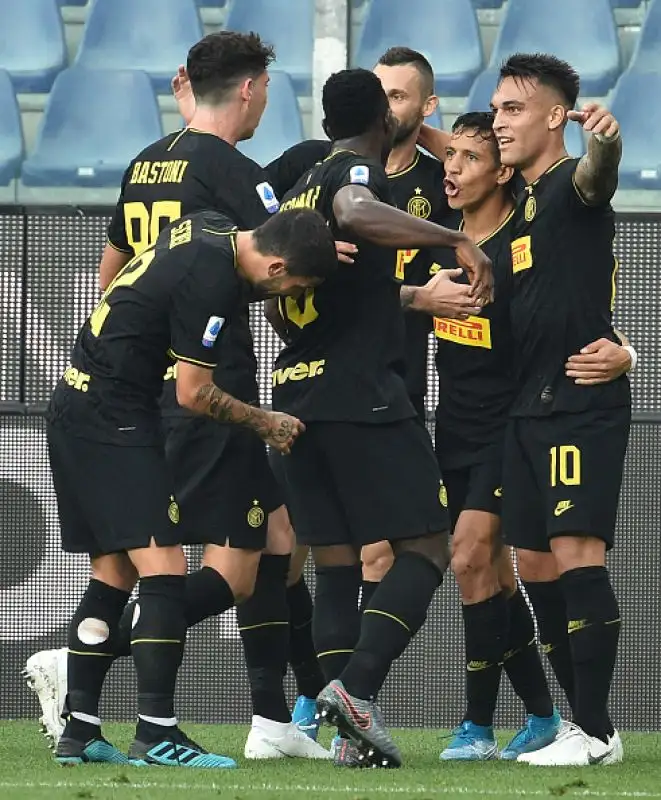 I milanesi hanno vinto con le reti si Sensi, Alexis Sanchez , poi espulso, e Gagliaridni. Di Jankto il gol dei padroni di casa.