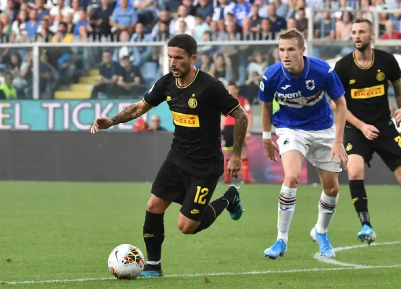 I milanesi hanno vinto con le reti si Sensi, Alexis Sanchez , poi espulso, e Gagliaridni. Di Jankto il gol dei padroni di casa.
