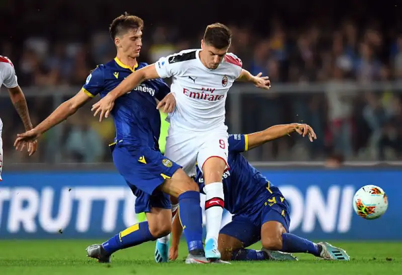 Il Verona è rimasto in dieci dopo venti minuti e ha subito il gol su rigore di Piatek al 68', nel recupero espulso anche Calabria.