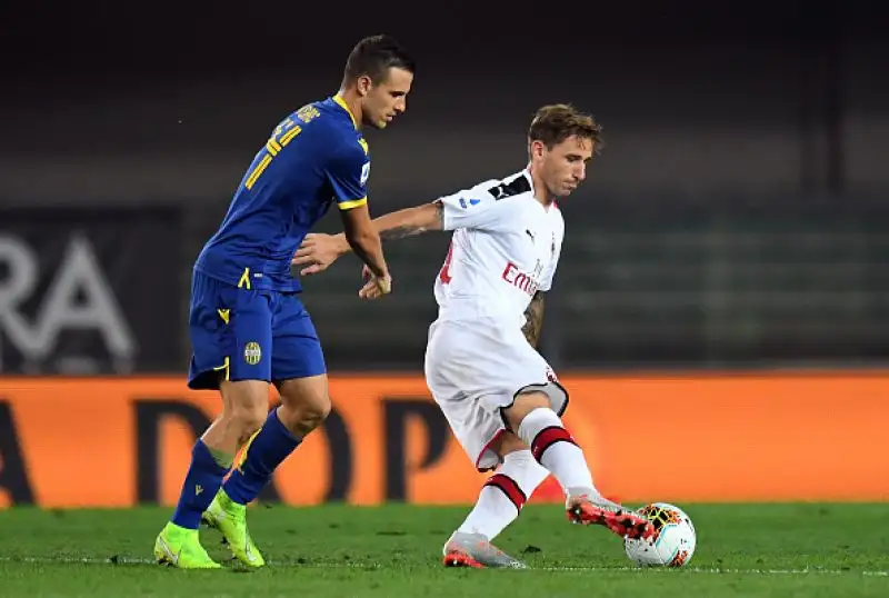 Il Verona è rimasto in dieci dopo venti minuti e ha subito il gol su rigore di Piatek al 68', nel recupero espulso anche Calabria.