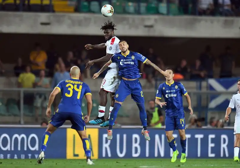 Il Verona è rimasto in dieci dopo venti minuti e ha subito il gol su rigore di Piatek al 68', nel recupero espulso anche Calabria.
