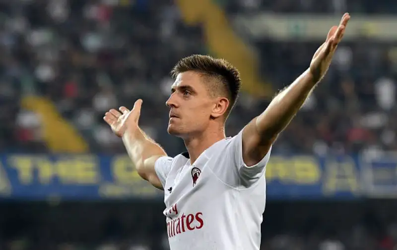Il Verona è rimasto in dieci dopo venti minuti e ha subito il gol su rigore di Piatek al 68', nel recupero espulso anche Calabria.