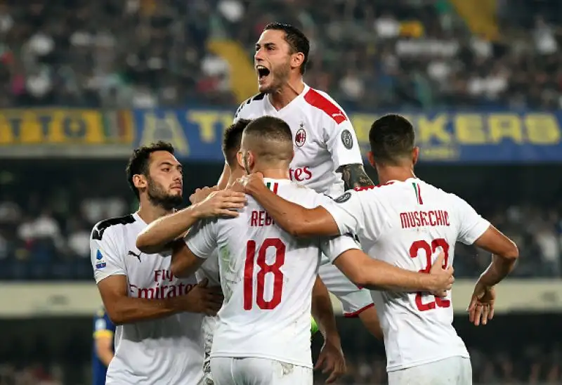 Il Verona è rimasto in dieci dopo venti minuti e ha subito il gol su rigore di Piatek al 68', nel recupero espulso anche Calabria.