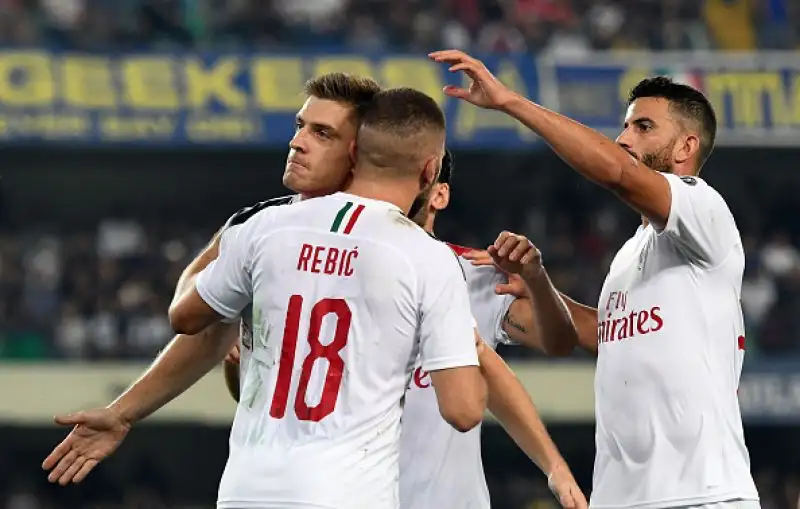 Il Verona è rimasto in dieci dopo venti minuti e ha subito il gol su rigore di Piatek al 68', nel recupero espulso anche Calabria.