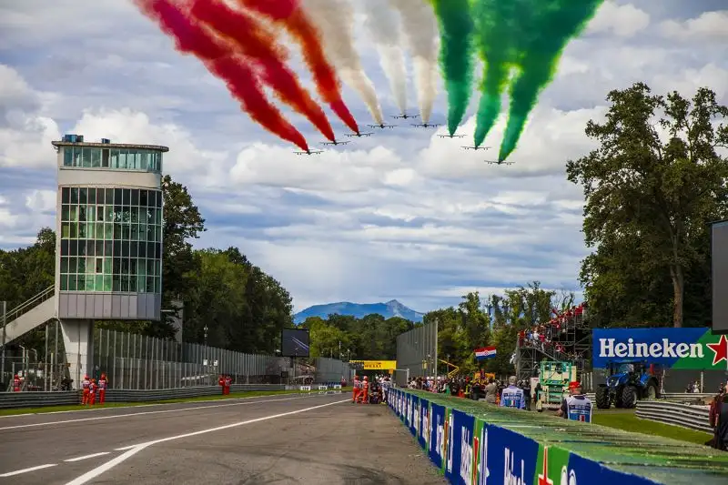 Non sono mancate le evoluzioni della pattuglia acrobatica in occasione del Gp d’Italia di F1.