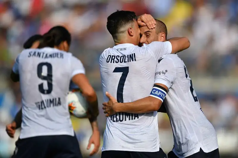 Doppietta di Donnarumma e rete di Cistana per le rondinelle. Bani, Palacio, Poli e Orsolini in gol per gli ospiti.