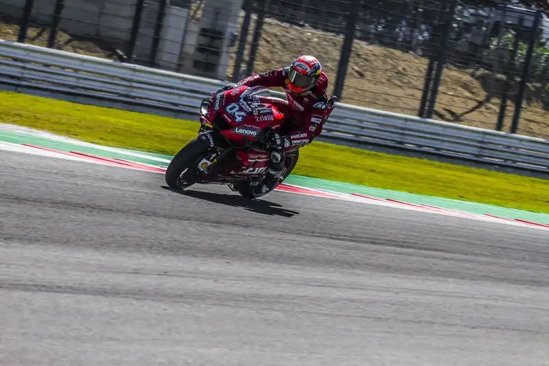 Franco Morbidelli è quarto, davanti al campione del mondo Marc Marquez e alla Ducati di Andrea Dovizioso. Settimo a otto decimi Valentino Rossi.
