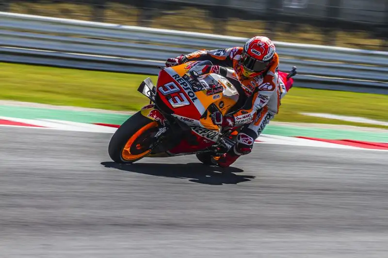 Franco Morbidelli è quarto, davanti al campione del mondo Marc Marquez e alla Ducati di Andrea Dovizioso. Settimo a otto decimi Valentino Rossi.