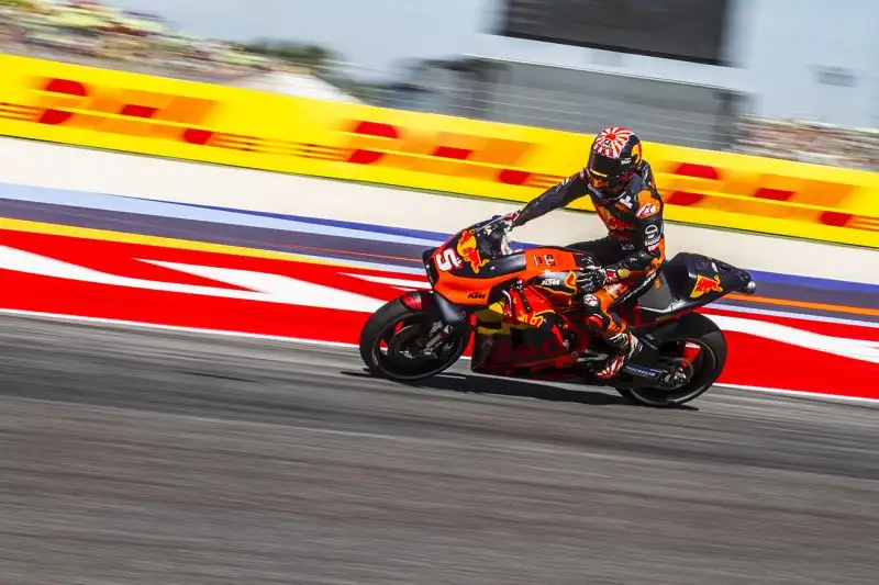 Franco Morbidelli è quarto, davanti al campione del mondo Marc Marquez e alla Ducati di Andrea Dovizioso. Settimo a otto decimi Valentino Rossi.
