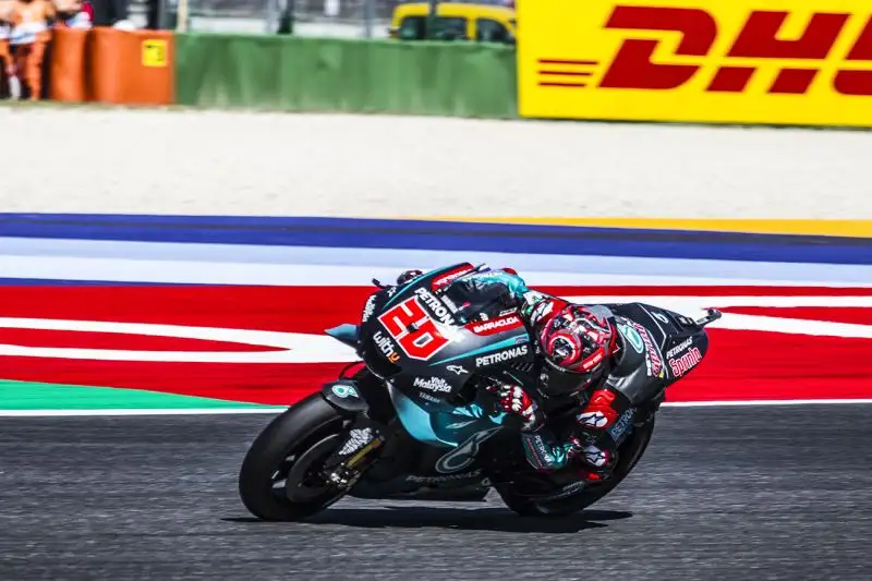 Franco Morbidelli è quarto, davanti al campione del mondo Marc Marquez e alla Ducati di Andrea Dovizioso. Settimo a otto decimi Valentino Rossi.