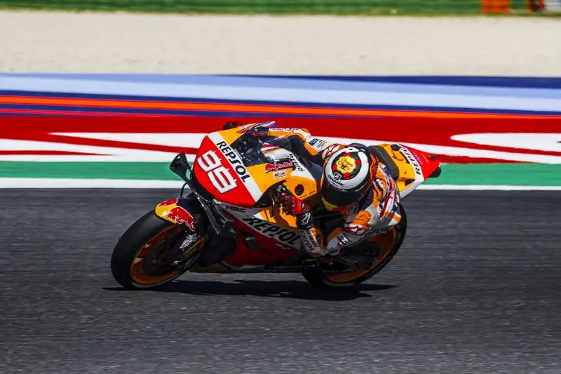 Franco Morbidelli è quarto, davanti al campione del mondo Marc Marquez e alla Ducati di Andrea Dovizioso. Settimo a otto decimi Valentino Rossi.