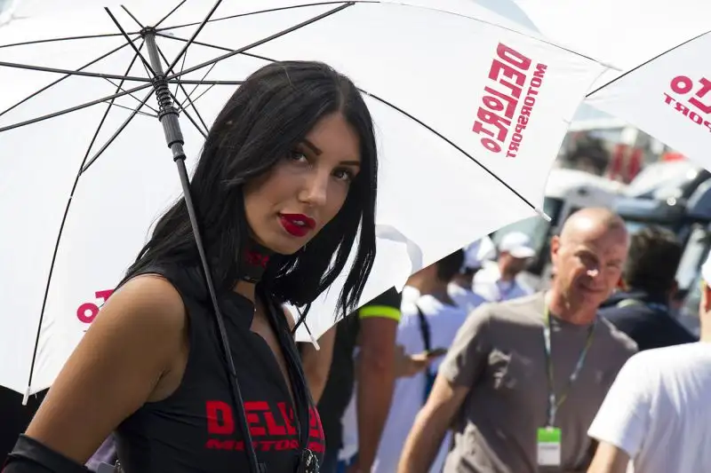 Spettacolare week end sulla pista italiana dove non potevano mancare le meravigliose "ombrelline", nelle foto di Cristian Lovati, che hanno colorato ancora di più il paddok del mondiale.