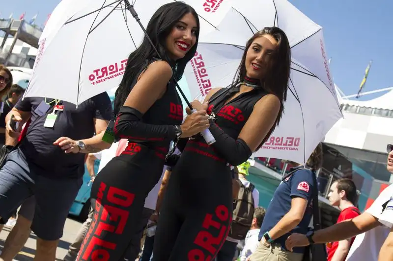 Spettacolare week end sulla pista italiana dove non potevano mancare le meravigliose "ombrelline", nelle foto di Cristian Lovati, che hanno colorato ancora di più il paddok del mondiale.
