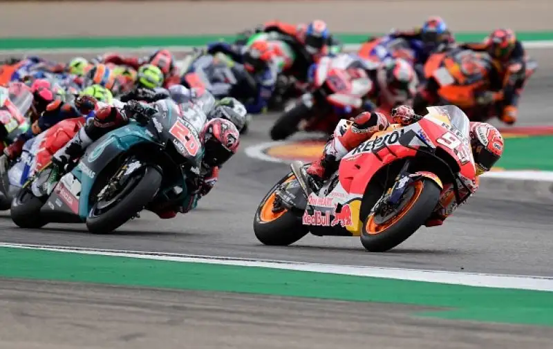 Marc Marquez ha vinto e dominato il Gran Premio di Aragona. Il centauro della Honda ha vinto con oltre 5 secondi di margine su Andrea Dovizioso, secondo