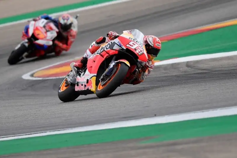 Marc Marquez ha vinto e dominato il Gran Premio di Aragona. Il centauro della Honda ha vinto con oltre 5 secondi di margine su Andrea Dovizioso, secondo
