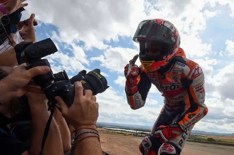 Marc Marquez ha vinto e dominato il Gran Premio di Aragona. Il centauro della Honda ha vinto con oltre 5 secondi di margine su Andrea Dovizioso, secondo