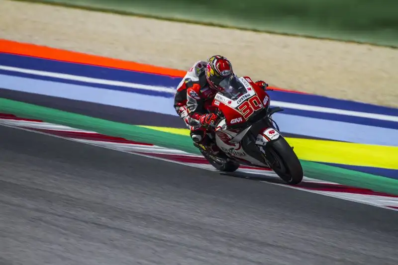 Sul podio con il campione del mondo anche Fabio Quartararo e Vinales, quarto Valentino Rossi, Sesto Dovizioso.