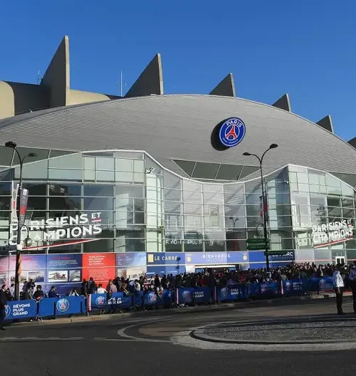 PSG batte Paris FC, ma per due minuti la festa si sposta di 44 metri