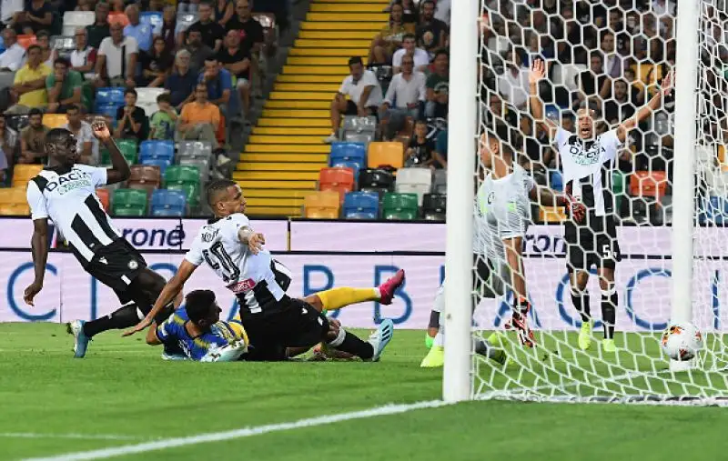 Dopo l'iniziale vantaggio dei padroni di casa con Lasagna rimonta dei crociati con i gol di Gervinho, Gagliolo e Inglese.