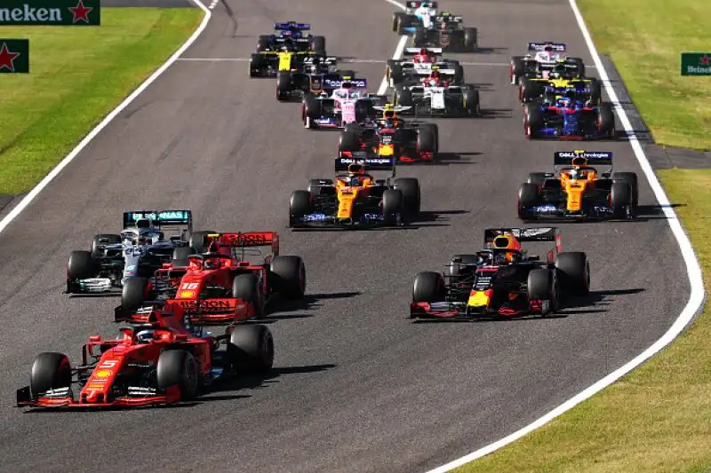Le foto delle prime fasi del Gp, rivelatesi poi decisive per i piloti della 'Rossa'.
