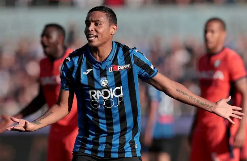 Tripletta di Muriel, doppietta di Ilicic e gol di Pasalic e del giovane Traore per i bergamaschi, di Okaka il gol per gli ospiti.
