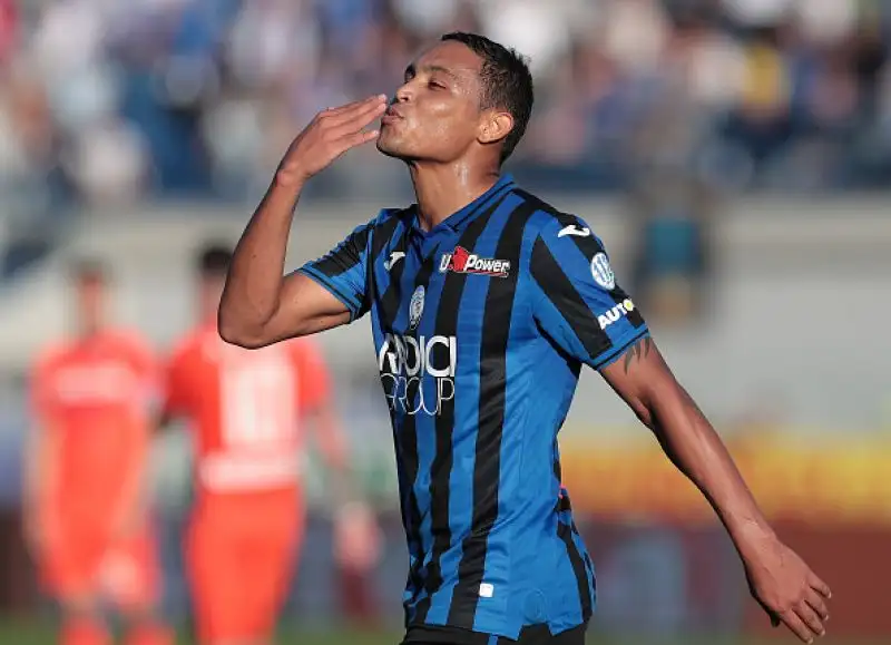 Tripletta di Muriel, doppietta di Ilicic e gol di Pasalic e del giovane Traore per i bergamaschi, di Okaka il gol per gli ospiti.