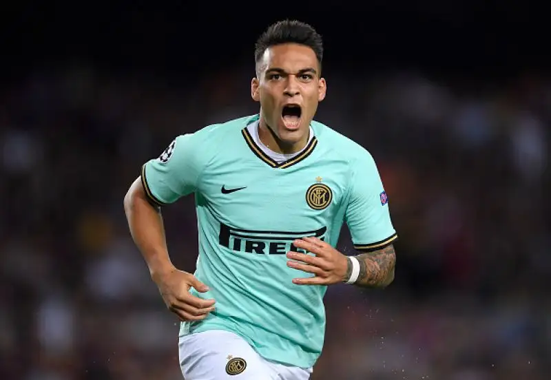 Primo tempo straordinario dei nerazzurri, in gol con Lautaro Martinez e vicini al raddoppio. Poi la doppietta di Suarez.