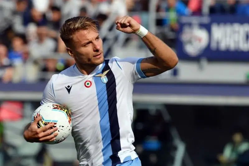 Padroni di casa in vantaggio due volte con i gol di Palacio e Krejci, per i biancocelesti doppietta di Ciro Immobile.