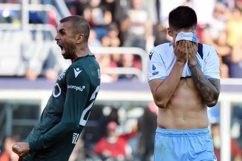 Padroni di casa in vantaggio due volte con i gol di Palacio e Krejci, per i biancocelesti doppietta di Ciro Immobile.