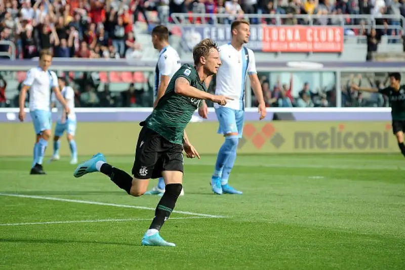 Padroni di casa in vantaggio due volte con i gol di Palacio e Krejci, per i biancocelesti doppietta di Ciro Immobile.