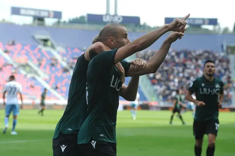 Padroni di casa in vantaggio due volte con i gol di Palacio e Krejci, per i biancocelesti doppietta di Ciro Immobile.