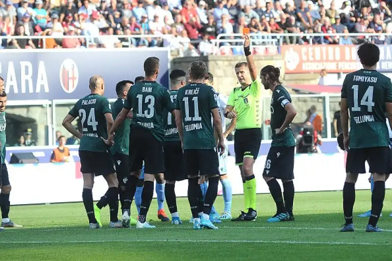 Padroni di casa in vantaggio due volte con i gol di Palacio e Krejci, per i biancocelesti doppietta di Ciro Immobile.