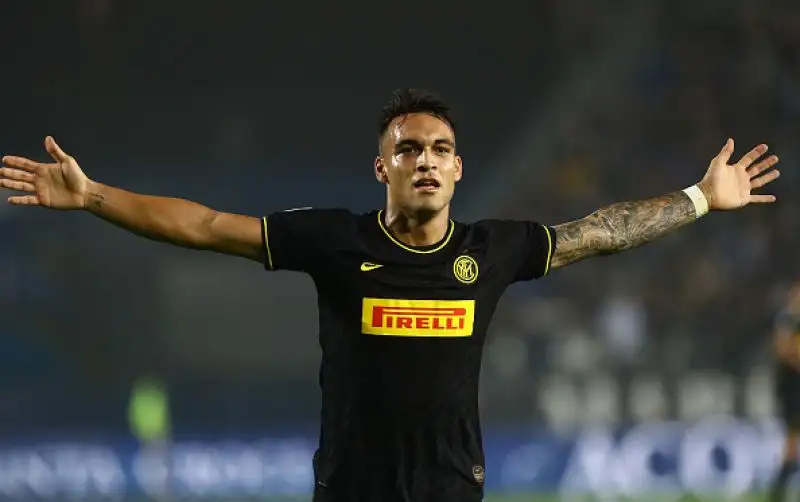L'Inter è andata in vantaggio con un tiro deviato di Lautaro e ha poi raddoppiato nella ripresa con Lukaku nel miglior momento delle rondinelle. Il Brescia ha accorciato con un autorete di Skriniar.