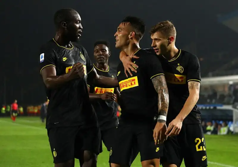 L'Inter è andata in vantaggio con un tiro deviato di Lautaro e ha poi raddoppiato nella ripresa con Lukaku nel miglior momento delle rondinelle. Il Brescia ha accorciato con un autorete di Skriniar.