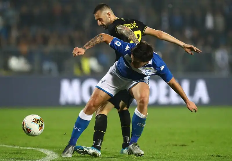 L'Inter è andata in vantaggio con un tiro deviato di Lautaro e ha poi raddoppiato nella ripresa con Lukaku nel miglior momento delle rondinelle. Il Brescia ha accorciato con un autorete di Skriniar.