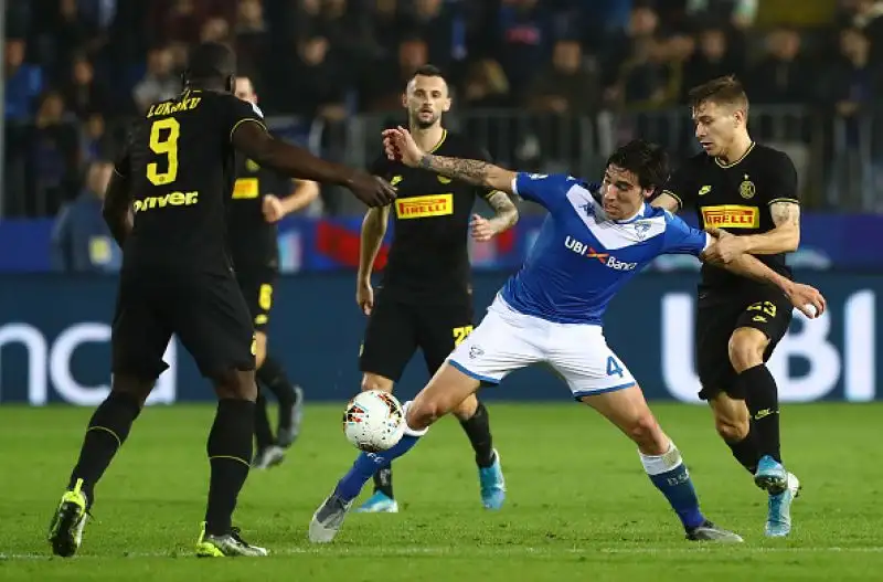 L'Inter è andata in vantaggio con un tiro deviato di Lautaro e ha poi raddoppiato nella ripresa con Lukaku nel miglior momento delle rondinelle. Il Brescia ha accorciato con un autorete di Skriniar.