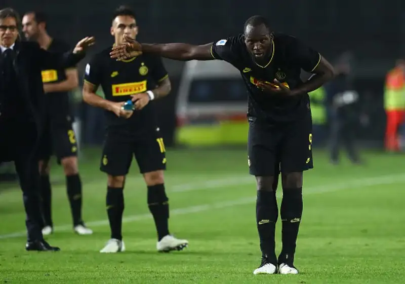 L'Inter è andata in vantaggio con un tiro deviato di Lautaro e ha poi raddoppiato nella ripresa con Lukaku nel miglior momento delle rondinelle. Il Brescia ha accorciato con un autorete di Skriniar.