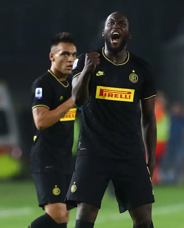 L'Inter è andata in vantaggio con un tiro deviato di Lautaro e ha poi raddoppiato nella ripresa con Lukaku nel miglior momento delle rondinelle. Il Brescia ha accorciato con un autorete di Skriniar.