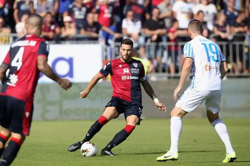 Il Cagliari di Maran piega in casa la Spal per 2-0: Nainggolan (gran gol) e Faragò.