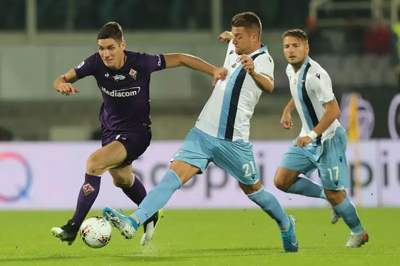 Viola in vantaggio con Chiesa, pareggio degli ospiti con Correa e sorpasso nel finale con Immobile. Nel recupero Caicedo si è fatto parare un calcio di rigore.