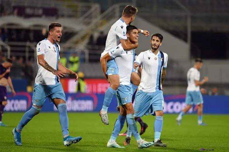 Viola in vantaggio con Chiesa, pareggio degli ospiti con Correa e sorpasso nel finale con Immobile. Nel recupero Caicedo si è fatto parare un calcio di rigore.