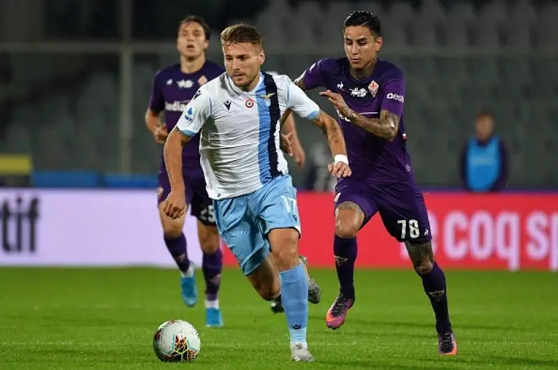 Viola in vantaggio con Chiesa, pareggio degli ospiti con Correa e sorpasso nel finale con Immobile. Nel recupero Caicedo si è fatto parare un calcio di rigore.