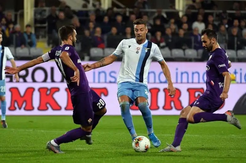 Viola in vantaggio con Chiesa, pareggio degli ospiti con Correa e sorpasso nel finale con Immobile. Nel recupero Caicedo si è fatto parare un calcio di rigore.
