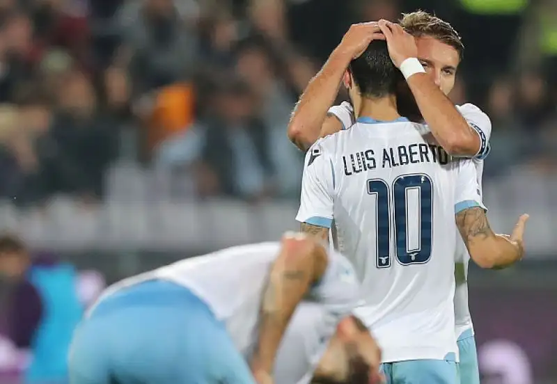 Viola in vantaggio con Chiesa, pareggio degli ospiti con Correa e sorpasso nel finale con Immobile. Nel recupero Caicedo si è fatto parare un calcio di rigore.