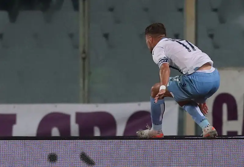 Viola in vantaggio con Chiesa, pareggio degli ospiti con Correa e sorpasso nel finale con Immobile. Nel recupero Caicedo si è fatto parare un calcio di rigore.