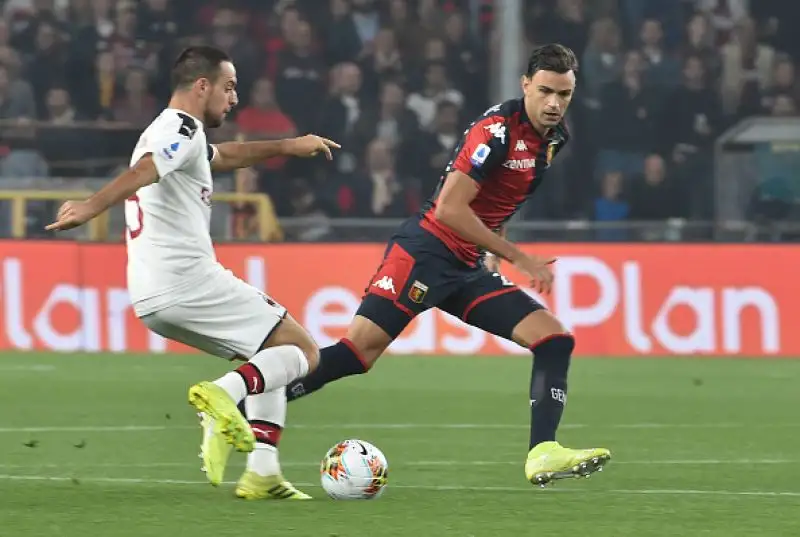 Vantaggio rossoblu con Shone, pareggio di Theo Hernandez e vantaggio degli ospiti con un rigore di Kessie. Nel finale Shone si fa parare un rigore da Reina.