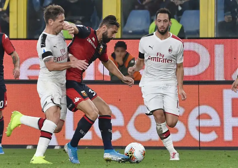 Vantaggio rossoblu con Shone, pareggio di Theo Hernandez e vantaggio degli ospiti con un rigore di Kessie. Nel finale Shone si fa parare un rigore da Reina.