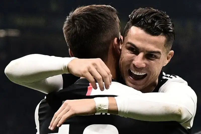 Juve subito in vantaggio con Dybala, pareggio di Lautaro su rigore, concesso per fallo di mano di DeLigt, e infine gol vittoria dell'implacabile Higuain.