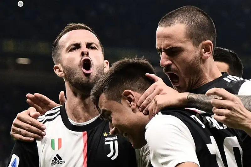 Juve subito in vantaggio con Dybala, pareggio di Lautaro su rigore, concesso per fallo di mano di DeLigt, e infine gol vittoria dell'implacabile Higuain.